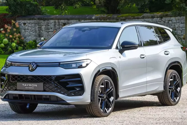 Vào hồi tháng 4/2024, hãng Volkswagen đã ra mắt mẫu SUV mới mang tên Tiguan L Pro ở thị trường Trung Quốc. Đây là dòng xe ra đời nhằm thay thế cho Volkswagen Tiguan Allspace và có tên Tayron trên thị trường toàn cầu. Sau nửa năm,  Volkswagen Tayron 2025 mới dành cho thị trường ngoài Trung Quốc đã chính thức trình làng.