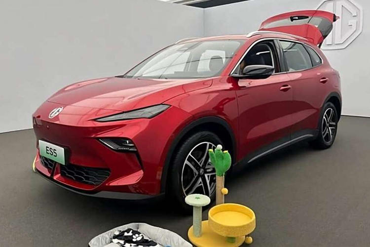 Mẫu CUV chạy hoàn toàn bằng điện  MG ES5 2024 mới đã chính thức được giới thiệu gần đây. Là một chiếc CUV nhỏ gọn dành cho gia đình, MG ES5 cung cấp ba phạm vi hoạt động, gồm: 425 km, 515 km và 525 km. Mẫu xe này đã được đổi tên từ “S5” thành “ES5”.