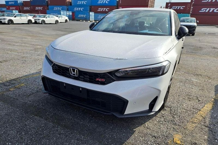 Trên mạng xã hội, mới đây đã xuất hiện hình ảnh lô  xe Honda Civic 2025 mới đỗ tại cảng Hải Phòng. Theo thông tin nhãn dán trên kính lái, lô xe này được nhập từ Thái Lan về Việt Nam bởi công ty Honda Việt Nam. Do đó, nhiều khả năng đây chính là lô xe chính hãng sắp bán ra thị trường trong thời gian tới.