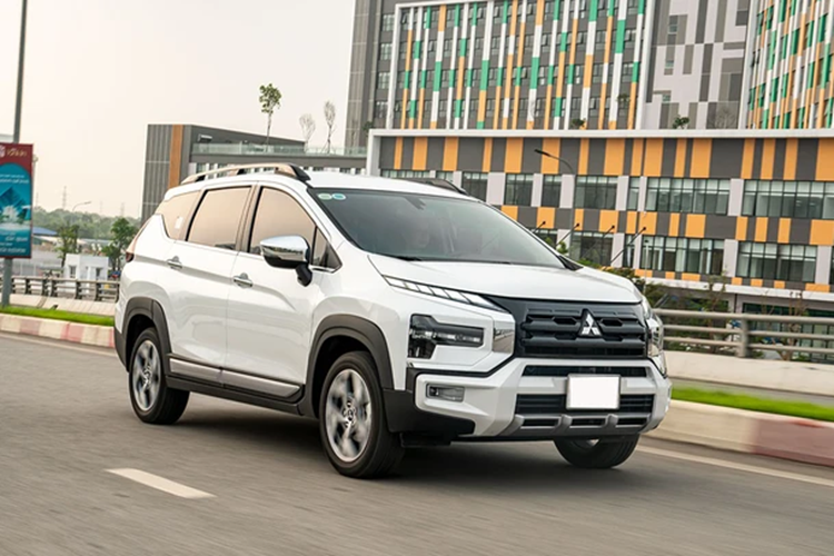  Mitsubishi Xpander: 12.956 xe    Sau 9 tháng đầu năm 2024, Mitsubishi Xpander vẫn là mẫu  xe ôtô bán chạy nhất Việt Nam với doanh số đạt 12.956 xe bán ra. Mitsubishi Xpander được phân phối với 4 phiên bản là MT, AT, AT Premium, Xpander Cross cùng giá bán dao động từ 560 - 698 triệu đồng.