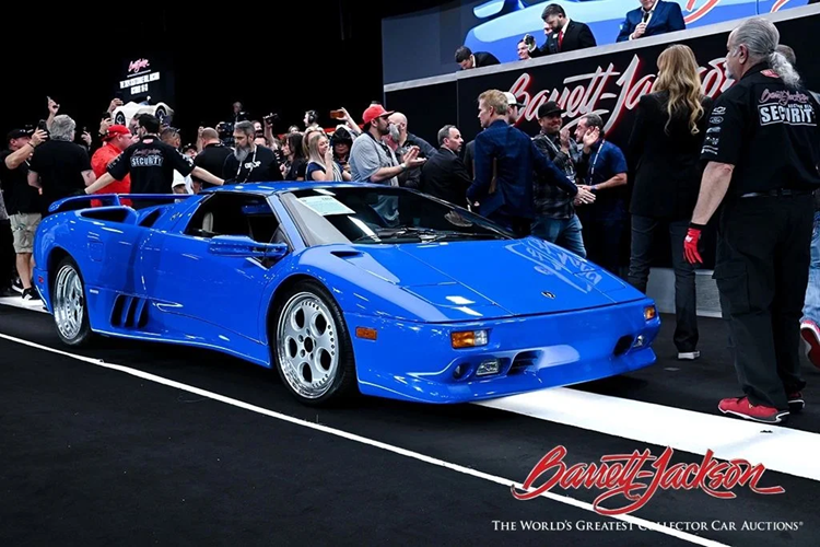 Tại sự kiện đấu giá Scottsdale 2024 của Barrett-Jackson vào tháng 1 năm nay, chiếc siêu xe  Lamborghini Diablo VT Roadster của ông Donald Trump đã được bán thành công với số tiền 1,1 triệu USD (tương đương khoảng hơn 25 tỷ đồng).