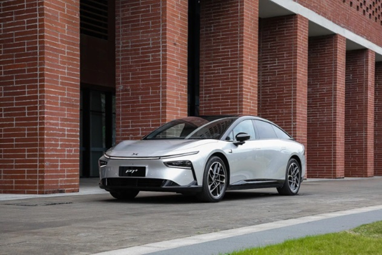  EREV của Xpeng là viết tắt của Extended Range Electric Vehicle (xe điện có phạm vi mở rộng). Dòng xe này sử dụng pin để chạy động cơ như BEV, nhưng được trang bị thêm một động cơ đốt trong nhỏ, có tác dụng như một máy phát điện sạc trực tiếp cho pin, từ đó mở rộng phạm vi hoạt động cho xe.