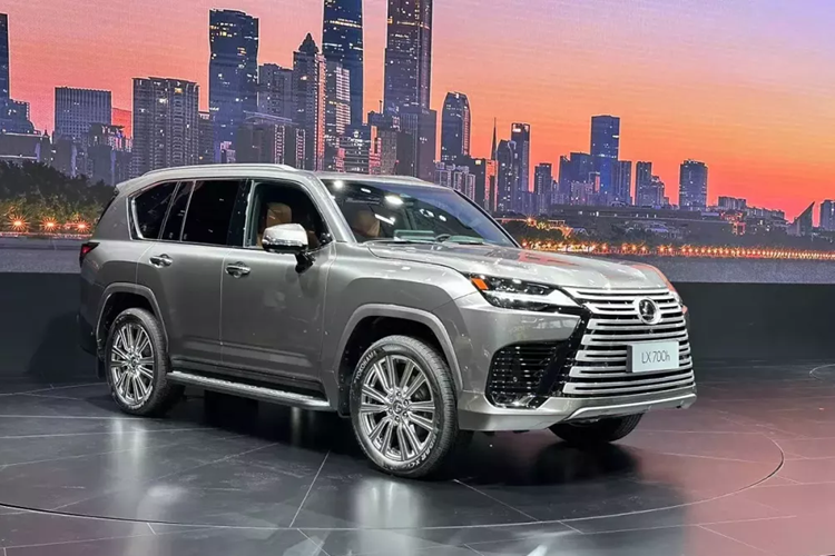 Vào hồi tháng 10/2024, hãng Lexus đã chính thức vén màn phiên bản mới của dòng SUV hạng sang cỡ lớn LX, đó là 700h. Đến triển lãm Ô tô Quảng Châu 2024 hiện đang diễn ra,  Lexus LX 700h 2025 mới đã được mang đến trưng bày và giới thiệu với khách hàng Trung Quốc.