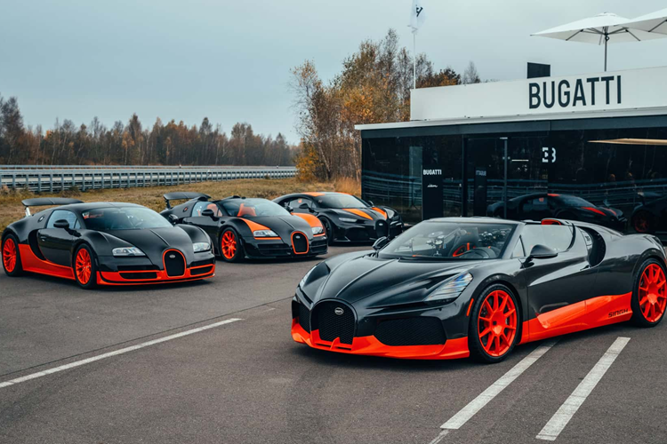 Andy Wallace, tay lái thử Bugatti Pilote Officiel và là người chiến thắng giải Le Mans đã ngồi sau tay lái của chiếc  Hypercar Bugatti Mistral mui trần này, khám phá hết tiềm năng của chiếc xe tại đường đua Papenburg ở Đức.