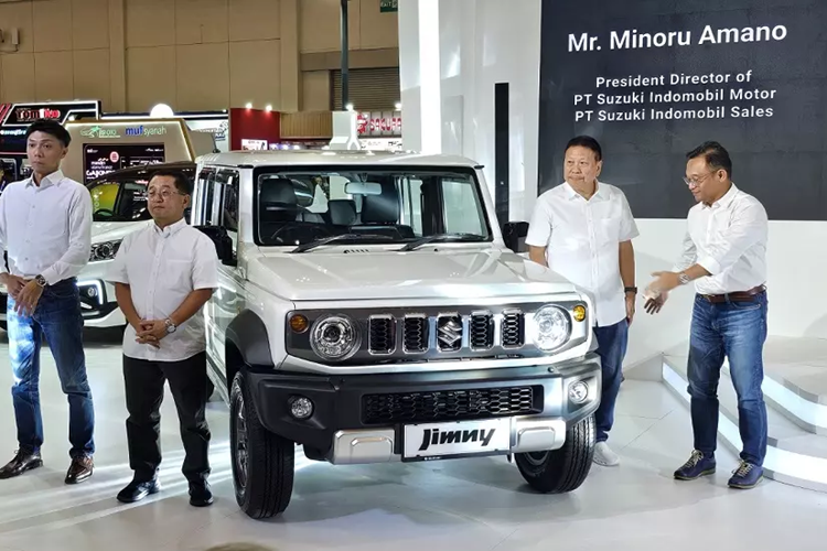 Trong triển lãm Gaikindo Jakarta Auto Show 2024 diễn ra tại Indonesia từ ngày 22/11, hãng Suzuki đã chính thức ra mắt phiên bản giới hạn mới mang tên White Rhino Edition của dòng xe Jimny 5 cửa. Đúng như tên gọi,  Suzuki Jimny White Rhino Edition 2025 mới sở hữu màu sơn ngoại thất chủ đạo là trắng Pearl Arctic White. 