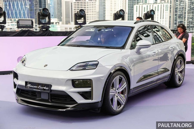  Porsche Macan EV 2025 mới tại thị trường Malaysia sẽ được phân phối với 4 phiên bản bao gồm Macan, Macan 4, 4S và Turbo, đi kèm mức giá dao động từ 96.746-142.869 USD (tương đương 2,45- 3,6 tỷ đồng).