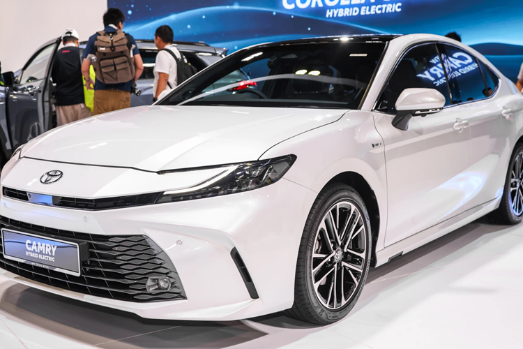 Tại Triển lãm ô tô quốc tế Kuala Lumpur (KLIMS) 2024,  Toyota Camry 2025 thế hệ mới đã chính thức ra mắt ở thị trường Malaysia. Mẫu sedan cỡ D sẽ được nhập khẩu nguyên chiếc từ Thái Lan với chỉ một phiên bản duy nhất 2.5 HEV.