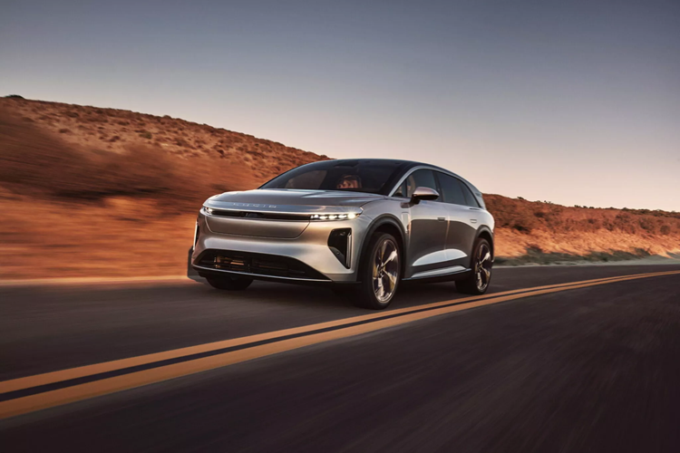 Khoảng một tháng sau khi Lucid Motors bắt đầu nhận đơn đặt hàng cho mẫu xe thứ hai và cũng là mẫu SUV đầu tiên của hãng,  Lucid Gravity 2025 mới đã chính thức được sản xuất thương mại vào ngày 5/12.