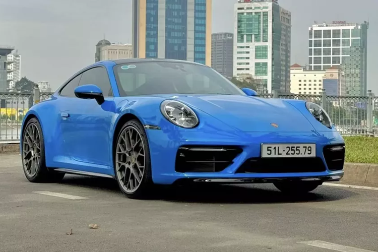 Mới đây thông tin về 1 chiếc xe  Porsche 911 Carrera 4S đời 2022 được chào bán 7,8 tỷ đồng đã nhanh chóng thu hút sự chú ý của những người đang săn lùng xe Porsche 911 đời 992 để chơi Tết.