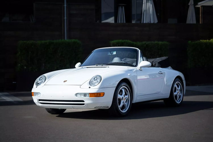 Vừa qua, một chiếc  Porsche 911 Carrera Cabriolet đời 1995 đã được đưa lên sàn đấu giá. Chiếc xe này có tuổi đời 30 năm và mới chỉ lă bánh 449km kể từ khi được mua. Đặc biệt hơn, chiếc xe còn được tay đua nổi tiếng của Porsche Walter Rohrl ký vào nắp bình xăng cũng như bảng táp lô trong khoang nội thất xe.