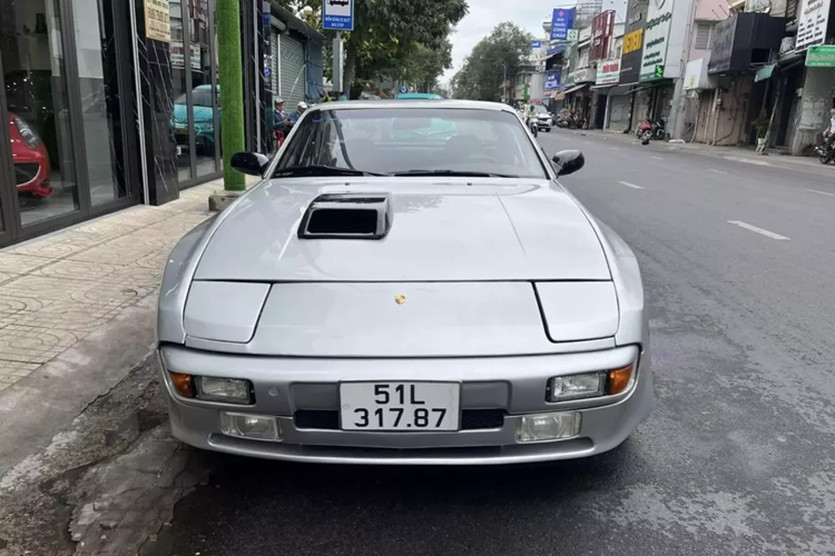 Một chiếc  Porsche 944 của Đặng Lê Nguyên Vũ đời cổ thuộc dạng hiếm vừa xuất hiện tại TP HCM, nước sơn của xe vẫn còn khá mới và ấn tượng hơn, người cầm lái chính là ông Đặng Lê Nguyên Vũ, nhà sưu tập xe hàng đầu ở Asean này với dàn xe hơn 700 chiếc.