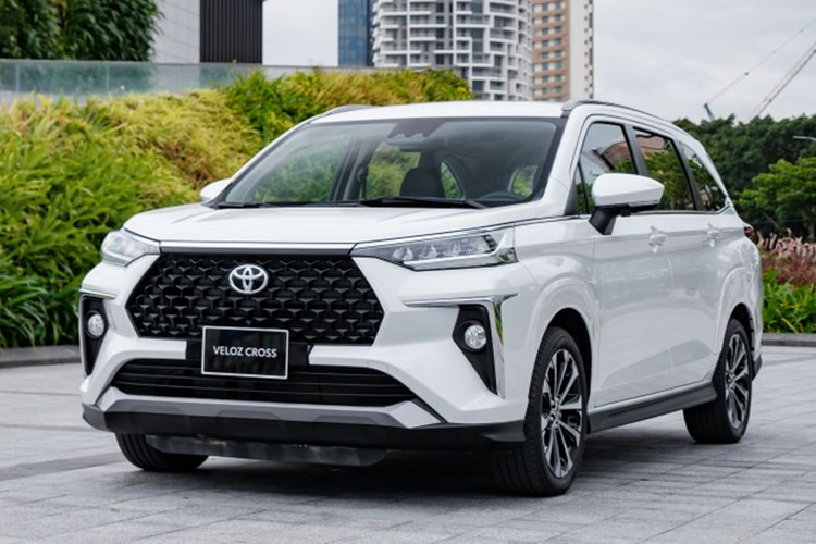  Toyota Veloz Cross: Doanh số 11.255 xe trong 8 tháng   Trong  top ôtô đạt doanh số 10.000 chiếc nhanh nhất thị trường Việt Nam đầu tiên phải kể đến Toyota Veloz Cross, được ra mắt vào tháng 3/2022, mẫu xe này nhanh chóng được người tiêu dùng đón nhận. Điều này được minh chứng bằng doanh số lên tới 11.255 xe chỉ sau 8 tháng ra mắt (tính đến tháng 10/2022).