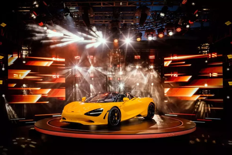 Mới đây, thông tin 1 hot TikToker tậu chiếc siêu xe mui trần  McLaren 750S Spider đầu tiên ở Việt Nam có giá bán từ 25 tỷ đồng, chưa bao gồm tùy chọn, đã nhanh chóng thu hút sự quan tâm của cộng đồng mạng, cũng như giới mê xe trong nước.