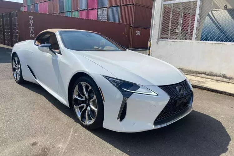  Lexus LC 500 độc nhất Việt Nam này là 1 trong những chiếc xe thể thao khá thú vị của hãng xe Nhật Bản, nó dường như được sinh ra để khách hàng thích dòng xe LFA nhưng không đủ tiền để sở hữu, từ thiết kế đến khả năng vận hành... chính điều này đã có gần 5 chiếc xe Lexus LC 500 về Việt Nam, nhưng chỉ có đúng 1 chiếc thuộc bản mui trần.