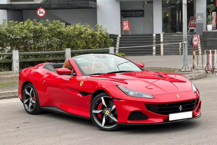 Mới đây, 1 chiếc siêu xe mui trần mang thương hiệu Ferrari đã bị bắt gặp lăn bánh trên đường phố Hà Nội, theo tìm hiểu đây là chiếc  Ferrari Portofino M mui trần đã bị khai tử, và ở Việt Nam chỉ có đúng 2 chiếc được nhập khẩu về theo diện không chính hãng.