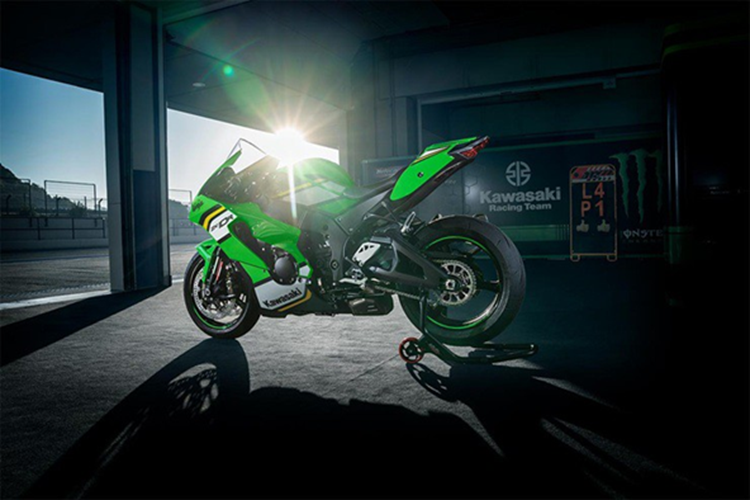 Về cơ bản,  Kawasaki ZX-10R ABS KRT EDITION 2025 mới vẫn giữ nguyên nền tảng giống với phiên bản ZX-10R tiêu chuẩn, chỉ khác biệt ở việc trang trí bộ màu sắc của đội đua KRT từ giải đua World SBK mùa giải 2024, với bộ màu Lime Green / Ebony / Pearl Blizzard White.