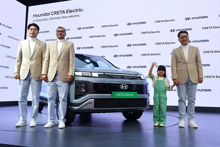  Hyundai Creta Electric 2025 mới đã lần đầu tiên được công bố thông tin và hình ảnh vào hồi đầu tháng 1/2025. Chẳng bao lâu sau đó, phiên bản thuần điện của dòng xe Hyundai Creta quen thuộc đã chính thức được công bố giá bán.