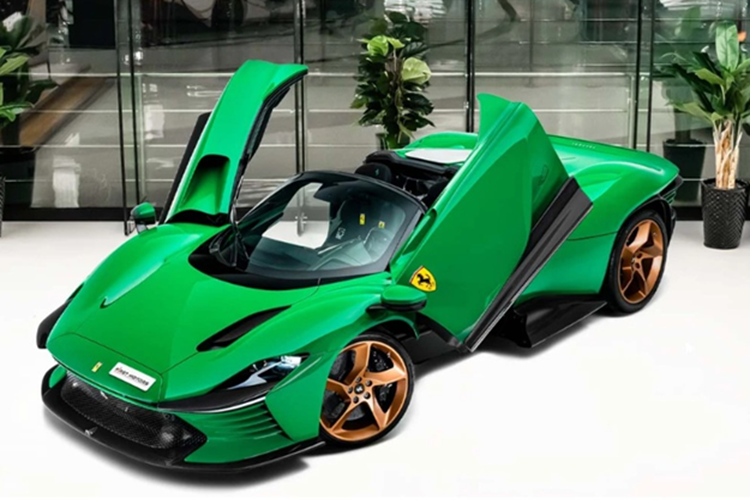 Không chỉ thế, trên nắp động cơ của chiếc  Ferrari Daytona SP3 màu BP Green độc nhất thế giới này còn có chữ ký của hai tay đua F1 là Charles Leclerc và Carlos Sainz Jr.