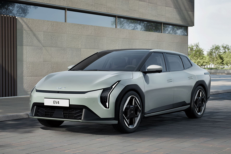  Kia EV4 chạy điện từng xuất hiện dưới dạng xe concept vào năm 2023 với hình dáng sedan, phiên bản sản xuất sẽ có cả hai kiểu dáng sedan và hatchback, thể hiện triết lý thiết kế "Opposites United" của Kia – kết hợp giữa các đường nét sắc sảo, chi tiết táo bạo với phong cách thẩm mỹ tương lai.