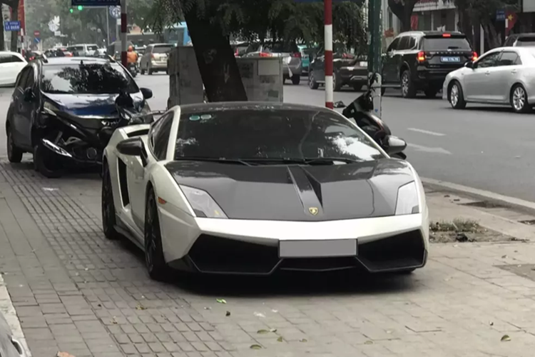  Lamborghini Gallardo LP570-4 Superleggera tại Hà Nội này là 1 dòng siêu xe hiệu suất cao và gần 20 năm trước đã làm mưa làm gió trên thị trường và các cuộc đua, khá thú vị là có 1 đại gia Việt đã nhập Gallardo Superleggera về nước từ năm 2012, đến nay xe chỉ mới qua vài chủ và người hiện tại sở hữu xe cũng đã gần 10 năm.