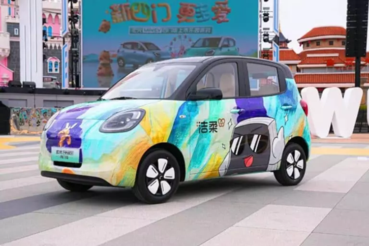  Wuling Hongguang Mini EV giá rẻ khi ra mắt đã nhanh chóng trở thành 1 chiếc xe điện cỡ nhỏ được yêu thích nhất Trung Quốc, từng có thời điểm đây chính là xe điện bán chạy nhất thế giới, tuy nhiên, trước sự cạnh tranh mạnh mẽ từ các đối thủ, hãng này đã nhanh chóng tung ra phiên bản 5 cửa.