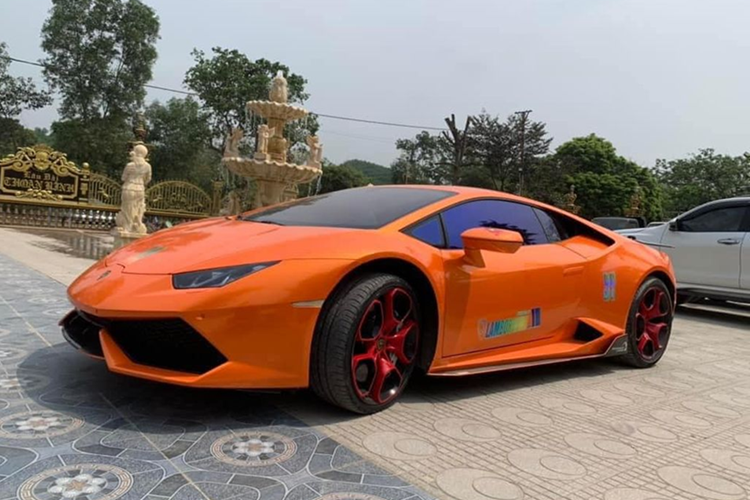 Thông tin ông Nguyễn Vĩnh Thoan hay còn gọi với cái tên  đại gia đồng nát Nghệ An tậu Lamboghini Huracan LP610-4 có giá trị cả chục tỷ đồng vào tháng 4 năm ngoái, sau khi xây biệt thự hơn 100 tỷ đồng đã khiến cộng đồng mạng được một phen xôn xao.