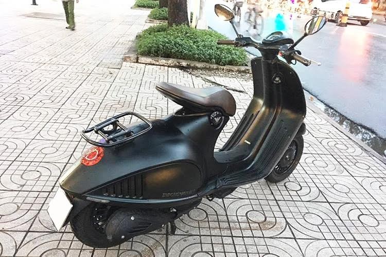 Chiếc  Vespa 946 Emporio Armani ra đời nhân kỷ niệm 40 năm thành lập tập đoàn thời trang Giorgio Armani và 130 năm thành lập tập đoàn Piaggio Group vừa được sang tay cho một chủ mới tại Sài Gòn.