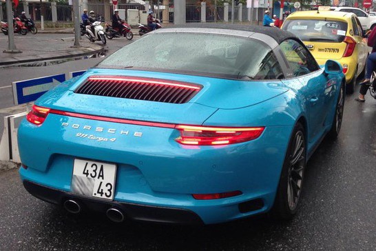 Những hình ảnh về chiếc siêu xe thể thao  Porsche 911 Targa 4 màu xanh Lemans độc nhất Việt Nam của tay chơi sống tại Đà Nẵng xuất hiện trên mạng nhanh chóng thu hút sự quan tâm của nhiều người, đặc biệt là giới chơi xe tại dải đất hình chữ S.