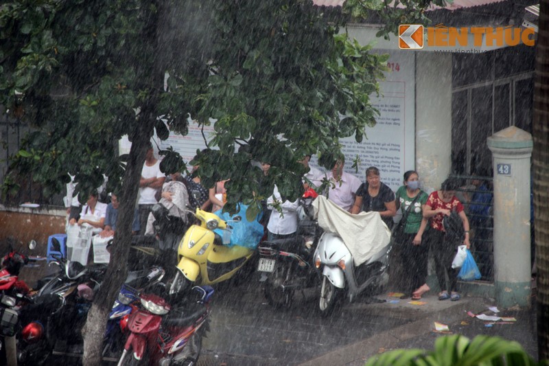 Cơn mưa lớn bất ngờ đổ xuống chiều nay (10/7), mặc dù chỉ kéo dài hơn 1 tiếng đồng hồ (từ 17h - hơn 18h) nhưng cũng đủ khiến nhiều tuyến đường phố của Thủ đô ngập sâu trong nước.