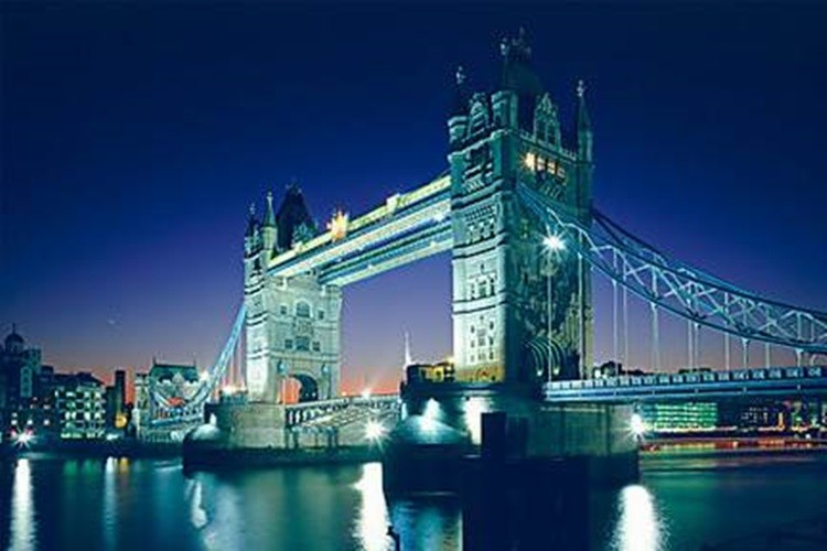 Cầu Tower Bridge lung linh trong đêm, nhưng ngắm nhìn ở góc độ trên cao sẽ càng tuyệt vời hơn.