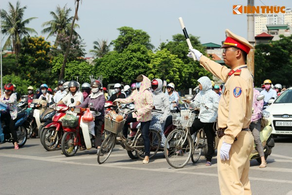 8h sáng ngày 27/5, lượng người tham gia giao thông tại Ngã tư dưới cầu vượt Mai Dịch (Hà Nội) mỗi lúc một tăng. Lúc này, nắng nóng cũng trở nên gay gắt hơn, không khí ngoài đường vô cùng oi bức khiến người dân rất khó chịu. Đa số người đi đường chỉ mong di chuyển nhanh chóng qua các đèn đỏ để tránh nắng nóng. Trong khi đó, các chiến sỹ CSGT, Đội CSGT số 6 vẫn "căng mình" làm nhiệm vụ.