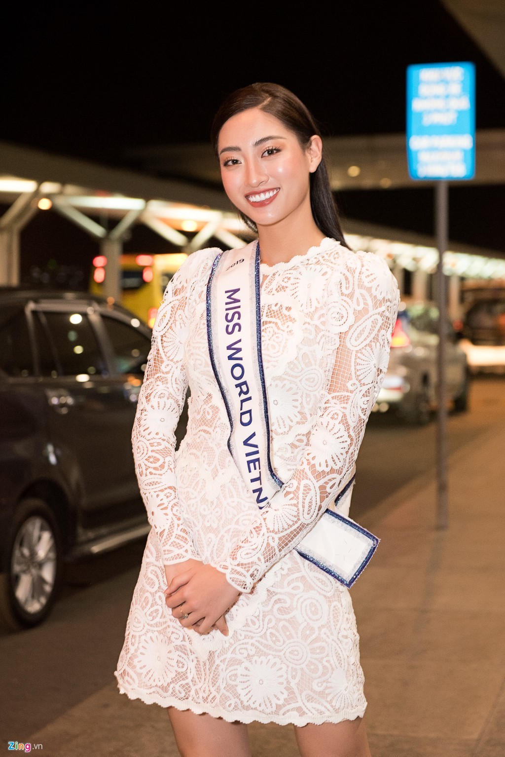 Tối 22/11,  Lương Thùy Linh lên đường tới Anh dự thi Miss World. Có mặt tại sân bay Tân Sơn Nhất (TP.HCM), hoa hậu 10X mặc bộ váy ren màu trắng, giúp cô toát lên vẻ thanh lịch, nhã nhặn. 