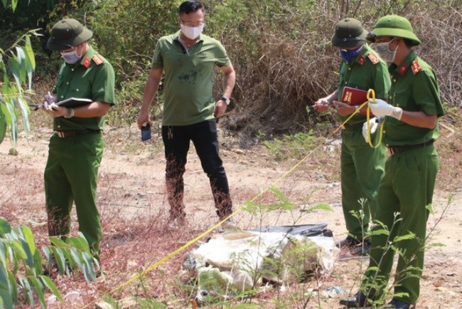  Thi thể nam giới trong vali quấn chặt bằng băng keo: Ngày 29/3, nguồn tin từ Cơ quan cảnh sát điều tra Công an tỉnh Khánh Hòa cho biết qua điều tra đơn vị này xác định thi thể được phát hiện trong vali ở phường Vĩnh Hòa, TP Nha Trang, tỉnh Khánh Hòa là nam giới. Người này có độ tuổi từ 25 đến 35.