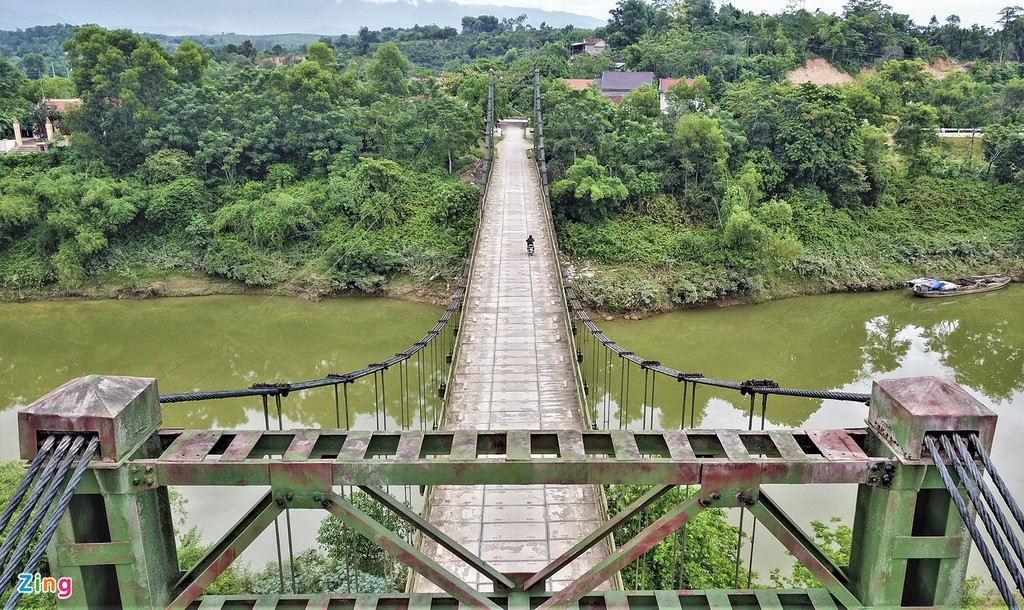  Cầu treo Hương Giang bắc qua sông Ngàn Sâu thuộc tuyến huyện lộ 7 của huyện Hương Khê, tỉnh Hà Tĩnh. Đây vốn là đường trục chính nối thị trấn Hương Khê với xã Hương Giang. 