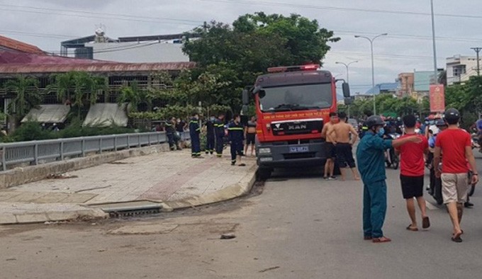  1. Phát hiện thi thể người phụ nữ dưới kênh với nhiều vết thương lạ: Ngày 20/9, Cơ quan chức năng TP Đà Nẵng đang làm rõ nguyên nhân vụ người phụ nữ được phát hiện tử vong trong tư thế nằm úp, co cứng và chảy nhiều máu dưới kênh nước Đa Cô (quận Liên Chiểu) xảy ra vào sáng cùng ngày.