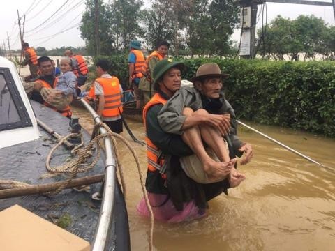  Lũ lụt nước nhấn chìm nhiều tỉnh ở miền Trung: Theo thống kê đến ngày 12/10/2020, mưa lũ ở miền Trung các tỉnh Quảng Trị, Thừa Thiên-Huế tới Quảng Nam đã khiến ít nhất 37 người chết và mất tích.