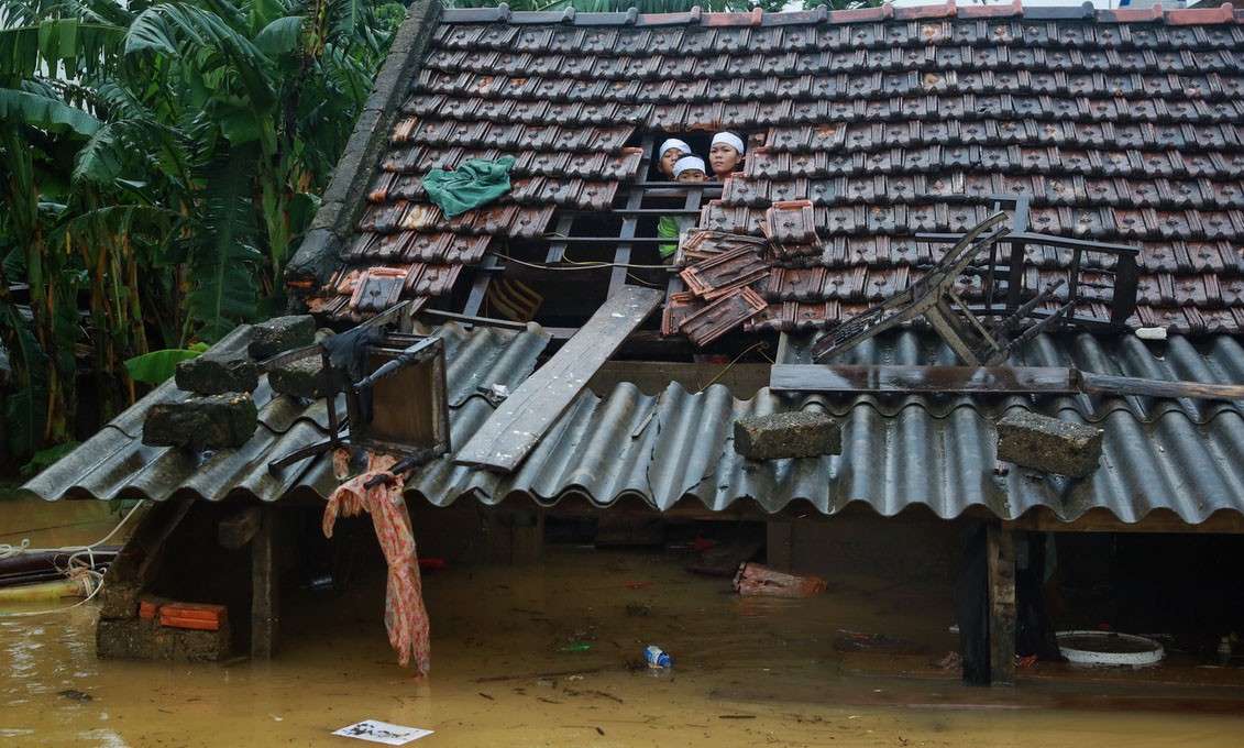 Quan tài treo 5 ngày không đi chôn được vì lũ: Gia đình chị Lê Thị Trang (28 tuổi, ở đội 4, thôn Đại Phong, xã Phong Thủy, huyện Lệ Thủy, tỉnh Quảng Bình) phải treo quan tài người mẹ lên trần nhà vì nước lũ dâng cao. Mẹ chồng chị Trang năm nay 75 tuổi, qua đời hôm 17/10. (Ảnh: Vnexpress).