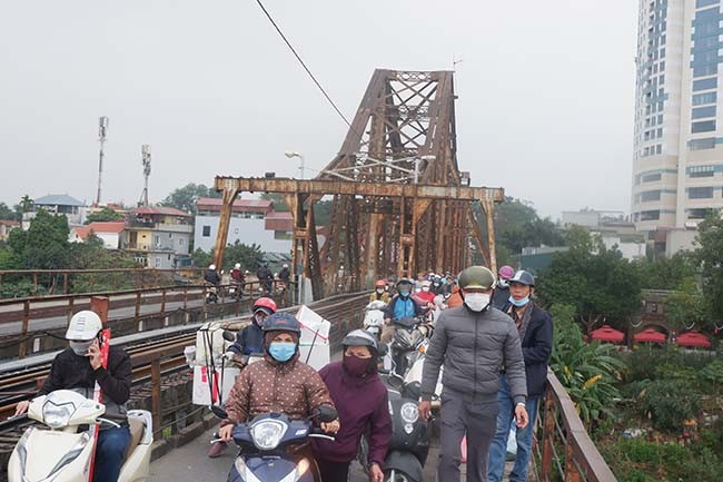 Như thường lệ, cứ vào ngày 23 tháng Chạp hàng năm, người dân lại thả cá chép vàng để tiễn Táo Quân lên chầu trời. Một trong những địa điểm quen thuộc của người dân thủ đô là cầu Long Biên. 