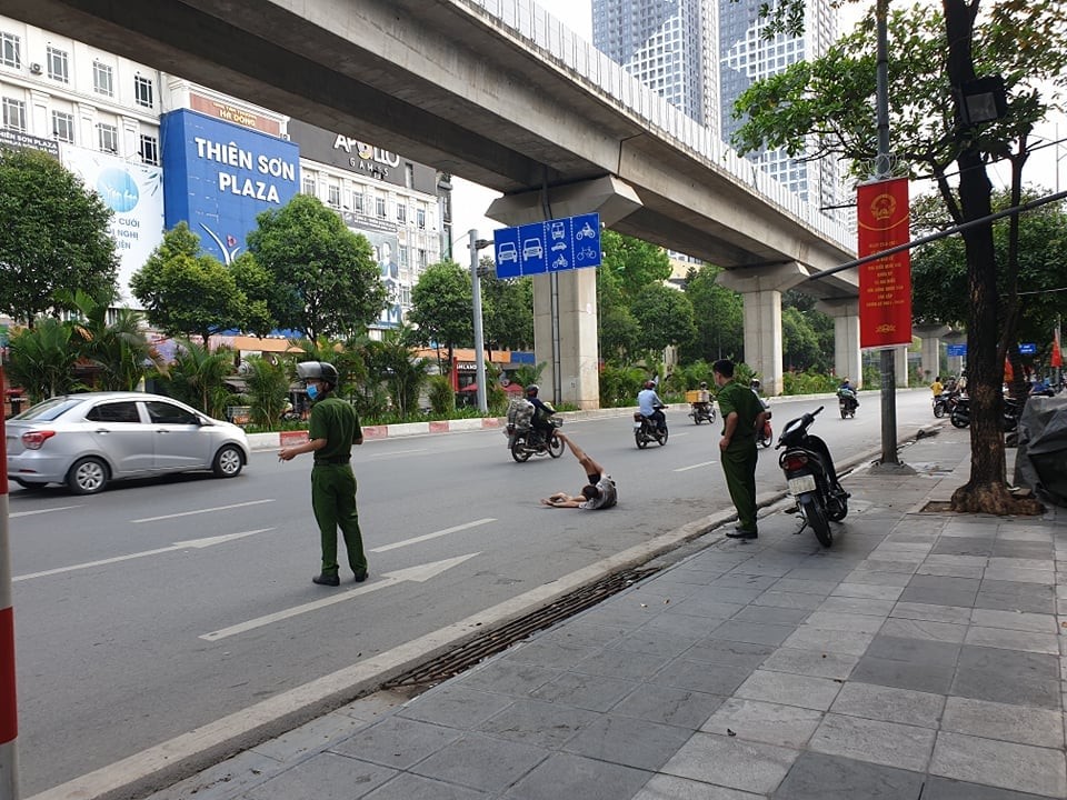 Vụ  người đàn ông chặn ô tô xin tiền, dọa giết người đi đường xảy ra vào khoảng 6h cùng ngày, Tổ công tác Công an phường Quang Trung trong quá trình đảm bảo ANTT khu vực trụ sở tiếp công dân Tw tại số 15 Ngô Thì Nhậm, phường Quang Trung có nhận được tin báo tại khu vực số 15 Quang Trung, Hà Đông có người đàn ông có biểu hiện "ngáo đá" liên tục chặn đầu ô tô, chửi bới, dọa giết người đi đường ở phố Quang Trung.