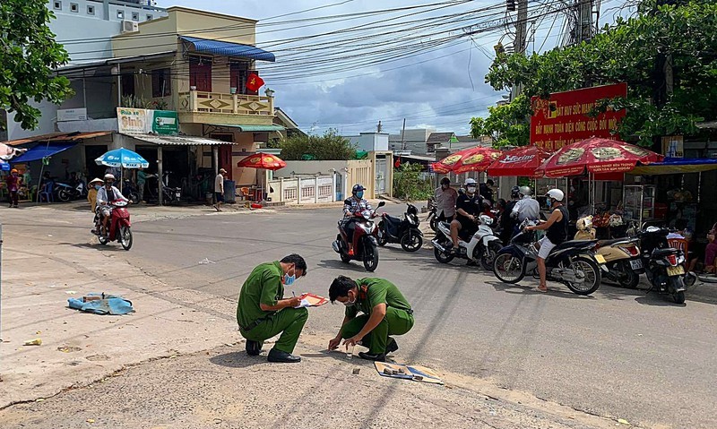  Cô gái sốc khi tận mắt chứng kiến bạn trai đâm chết chị mình: Ngày 21/5, Phạm Minh Trí (21 tuổi, quê Đồng Tháp) bị người thân của người yêu tên V.T.H (17 tuổi, trú TP Phan Thiết, Bình Thuận) cấm cản việc đưa H. từ Bình Thuận về Đồng Tháp chơi. Bực tức, Trí đã dùng dao đâm chị của H. tên Võ Thị An (19 tuổi) và đâm cả bà nội người yêu tên Nguyễn Thị Dần (72 tuổi, cùng trú TP Phan Thiết, Bình Thuận) rồi bỏ chạy nhưng đã bị người dân bắt giữ. Hậu quả, chị An tử vong, bà Dần bị thương nặng.