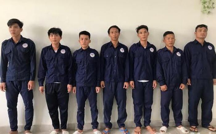  Bẩy học viên cơ sở cai nghiện tra tấn bạn đến chết: Thấy học viên Nguyễn Tiên Phong thường xuyên la hét, gây ồn trong quá trình điều trị cai nghiện, Nguyễn Quốc Phi (tổ trưởng phòng 13) thuộc Cơ sở cai nghiện ma túy tỉnh Đồng Nai và 6 học viên cùng phòng đã liên tục tra tấn anh Phong dẫn đến tử vong. Ngày 1/7, Công an tỉnh Đồng Nai đã bắt tạm giam 7 học viên này để điều tra. 