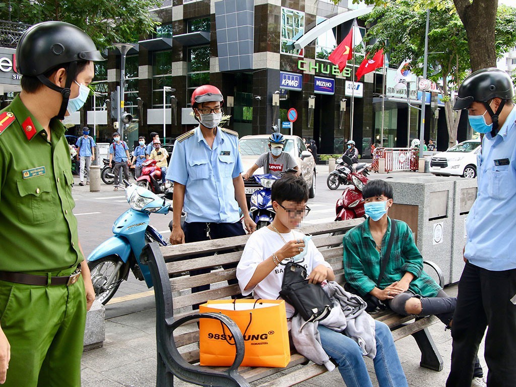 Người  không đeo khẩu trang nơi công cộng, không giữ khoảng cách theo quy định khi tiếp xúc, ra ngoài không cần thiết bị phạt tiền tối đa 3 triệu đồng. (Ảnh minh họa)