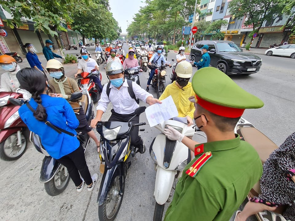 Tổ công tác tại chốt Đào Tấn (phường Ngọc Khánh)  kiểm tra giấy đi đường của người dân. 