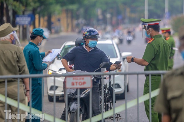 Khoảng 6h30 sáng nay (9/8), nhiều phương tiện đi qua các chốt trên nhiều tuyến phố ở Hà Nội được tổ công tác kiểm tra giấy đi đường.