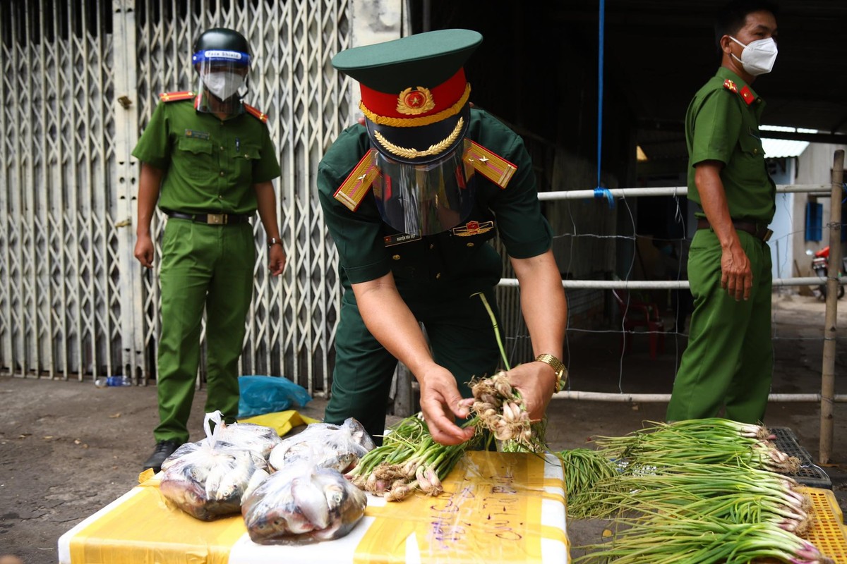 Từ sáng 23/8, Tiểu đoàn 17 - Sư đoàn 5 (Quân khu 7) và Công an TP Thủ Đức đã có mặt tại các điểm tập trung thực phẩm để hỗ trợ phát gạo, rau, củ quả, như yếu phẩm… cho 500 hộ dân nghèo, người dân nhập cư ở trọ trên địa bàn Khu phố 4, phường Tam Bình, TP Thủ Đức.