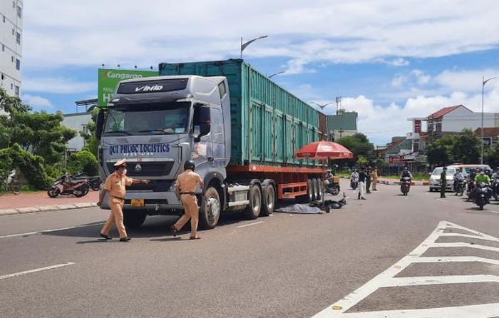  Hai thiếu nữ tử vong dưới bánh xe ô tô đầu kéo: Khoảng 10h30 ngày 22/10 tại vòng xoay ngã 5 Đống Đa TP Quy Nhơn, Bình Định ô tô tải đầu kéo do Trần Nam Bình (SN 1985, ở huyện Tuy Phước) điều khiển xảy ra tai nạn với xe đạp điện do T.T.V.A (SN 2007, ở TP Quy Nhơn) điều khiển chở phía sau H.G.C (SN 2007, ngụ cùng địa phương). Hậu quả khiến A và C tử vong.