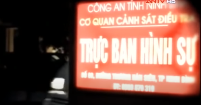 Theo hồ sơ vụ án, khoảng 22h30 ngày 11/10/2016, Phòng Cảnh sát hình sự, Công an tỉnh Ninh Bình nhận được thông tin về việc chị Vũ Thị Ngọc Hà (SN 1985) đã ly hôn chồng, hiện đang sinh sống cùng 2 cậu con trai (SN 2007 và 2013) ở phố Phúc Khánh, phường Ninh Sơn (TP Ninh Bình) chết tại phòng ngủ với nhiều vết thương chết người.