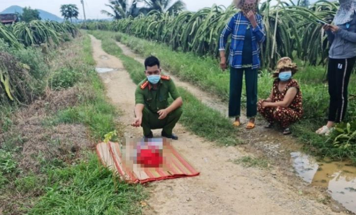  Tá hỏa phát hiện thi thể bé sơ sinh dưới mương nước: Ngày 26/5, UBND xã Hàm Thạnh (Hàm Thuận Nam, Bình Thuận) cho biết, chiều 25/5, một người dân khi đang bắt ốc dưới kênh thủy lợi ở thôn Dân Thuận đã phát hiện thi thể bé sơ sinh trong tình trạng còn dây rốn. Qua kiểm tra ban đầu, bé sơ sinh là nữ, dự đoán chào đời trước đó khoảng 2 - 3 ngày.  