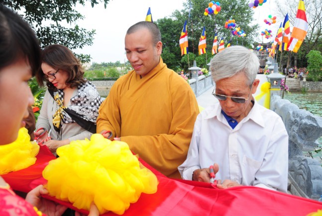 Mới đây, Cơ quan cảnh sát điều tra (C03) - Bộ Công an đã ban hành kết luận điều tra vụ án "Lừa đảo chiếm đoạt tài sản, Môi giới hối lộ xảy ra tại TP Hà Nội, TP HCM và các địa phương có liên quan". Trong 6 người bị Cơ quan Cảnh sát điều tra Bộ Công an đề nghị truy tố do liên quan đến vụ chạy án cho Giám đốc Bệnh viện TP Thủ Đức, bị can Nguyễn Ngọc Triệu (49 tuổi, tức Thượng tọa Thích Đồng Huệ) là cựu trụ trì Chùa Nôm ở huyện Văn Lâm, tỉnh Hưng Yên.