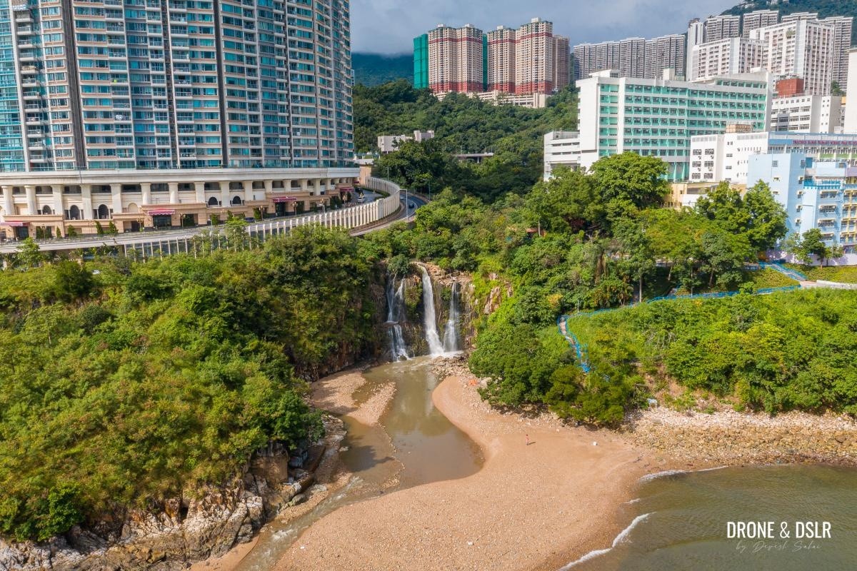 Nằm ở khu vực yên tĩnh phía tây nam đảo Hong Kong, vịnh Waterfall nằm ở chân một ngọn đồi cao, dưới những tòa cao ốc sừng sững. Đi bộ một quãng ngắn từ thác nước trên con đường men theo bờ biển, du khách sẽ thấy một trong những cảnh tượng kỳ lạ nhất Hong Kong. Ảnh: Drone&amp;DSLR.